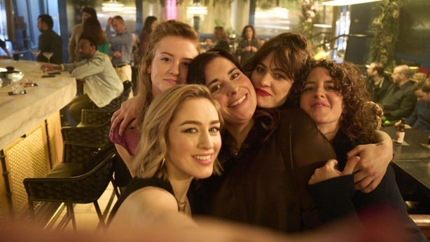 Selfie of the Sisters on a Night Out- Mairead Tyers som Helen, Danielle Galligan som Claire, Stefanie Preissner som Maggie, Caroline Menton som Rachel og Louisa Harland som Anna