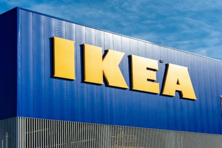 Denne glasslysekronen fra IKEA er pÃ¥ alles lepper, og det er lett Ã¥ forstÃ¥ hvorfor.
