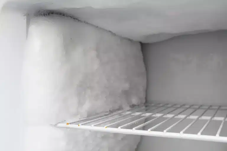 Dette trikset med aluminiumsfolie er genialt: det fjerner is fra fryseren på et øyeblikk.