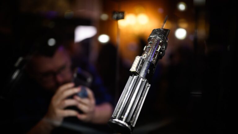 Darth Vader Lightsaber Prop selger for $ 3,65 millioner pÃ¥ auksjon