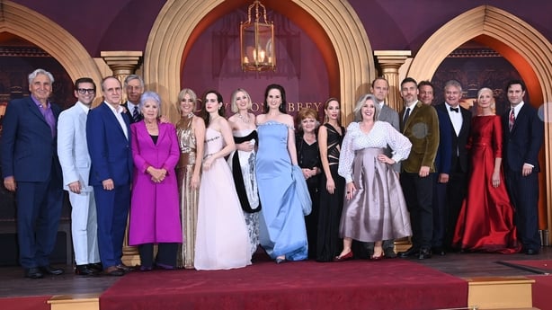 Jim Carter, Allen Leech, Kevin Doyle, Douglas Reith, Penelope Wilton, Raquel Cassidy, Sophie McShera, Laura Carmichael, Michelle Dockery, Lesley Nicol, Joanne Froggatt, Phyllis Logan, Harry Hadden-Paton, Rob James-Collier, Dominic West, Hugh Bonneville, Joely Richardson, and Arty Froushan delta pÃ¥
