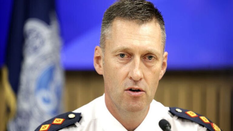 Garda -kommisjonÃ¦r har 'ganske nyt' forrÃ¦derne Irland
