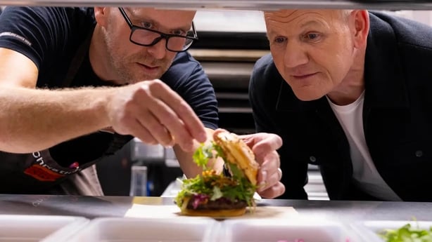 Gordon Ramsay og Christian Binney, Burger King UKs Food Development Director (David Parry/PA Media Assignments)