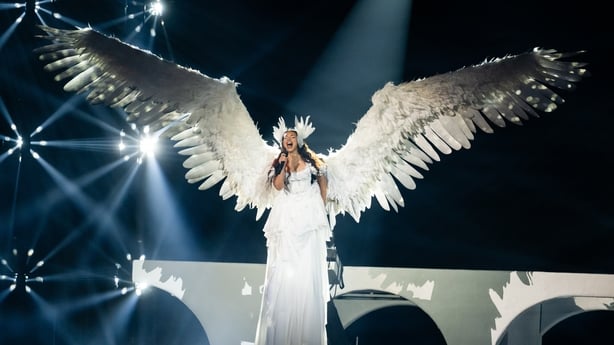 Jade Thirlwall opptrer pÃ¥ scenen under Brit Awards 2025