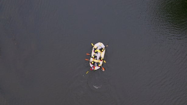 Deltakerne pÃ¥ en flÃ¥te under en oppgave pÃ¥ forrÃ¦derne Irland 