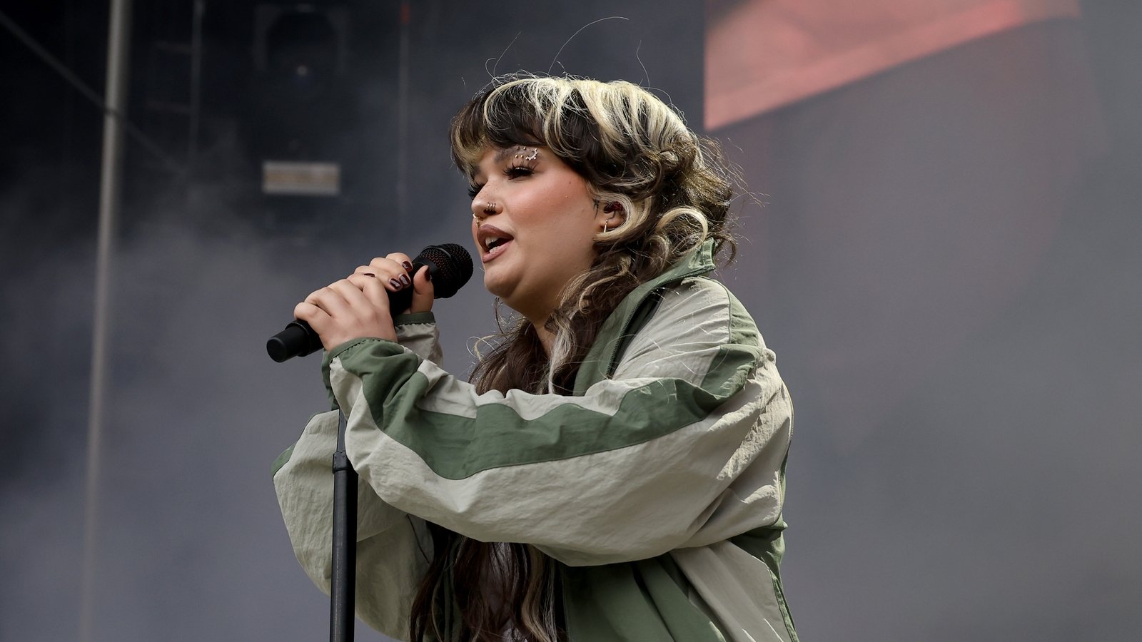 Lola Young sier at hun 'gjÃ¸r det bra' etter Ã¥ ha kollapset pÃ¥ scenen