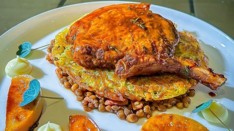 Nevens grillede glaserte svinekoteletting med rosti, karamelliserte epler og balsamiske linser