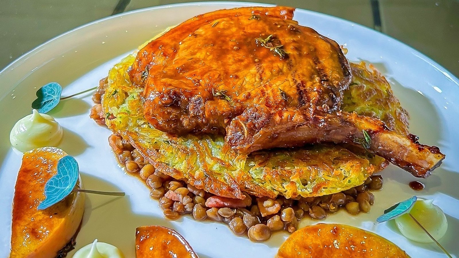 Nevens grillede glaserte svinekoteletting med rosti, karamelliserte epler og balsamiske linser