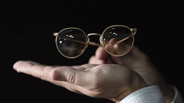 John Lennons tonede resept tapte helgens briller, med et estimat på �150 000 - �300 000, under en forhåndsvisning for den kommende musikkmemorabilia -auksjonen, som fant sted i London fra 23. til 24. oktober. Bildedato: Tirsdag 16. september 2025. PA -bilde. Memorabilia slitt og brukt av Michael Jackson, O