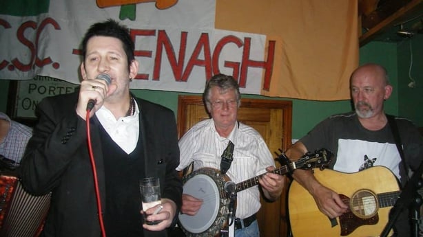 Shane MacGowan synger pÃ¥ en pub i Tipperary 