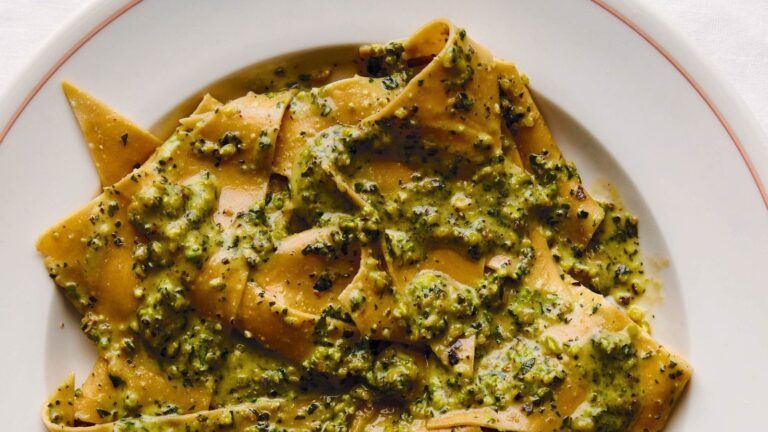 Padellas Stracci med pistasj, mynte og basilikum pesto