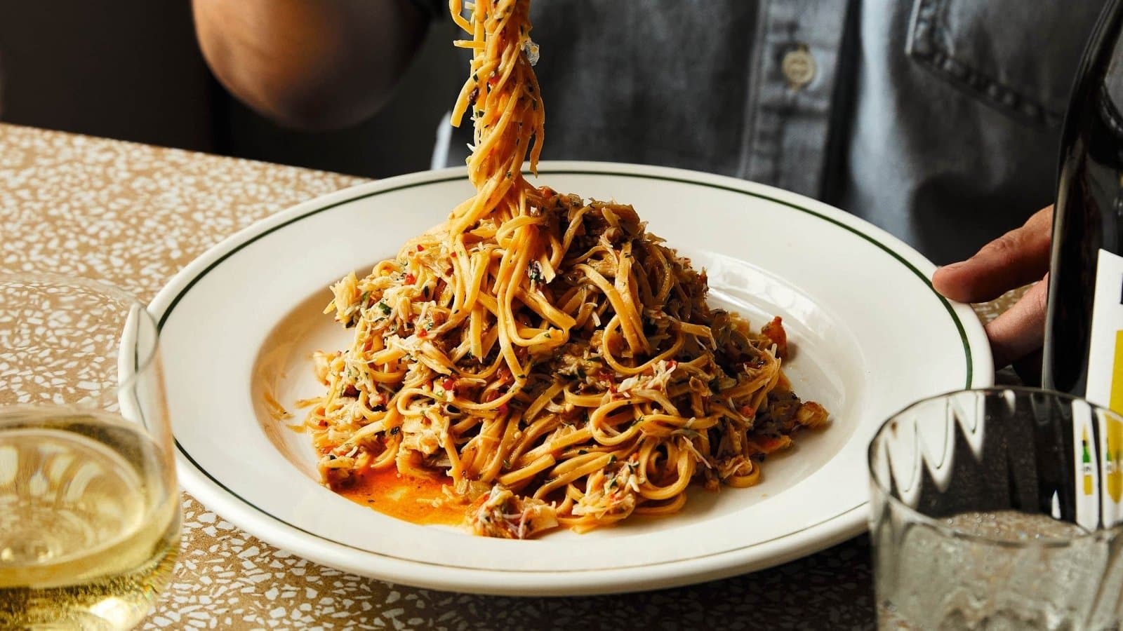 Padellas tagliarini med krabbe, chili, sitron og persille
