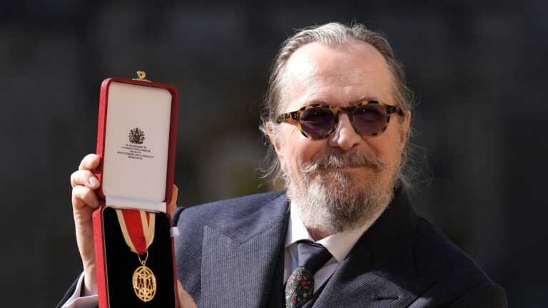Prince of Wales en sakte hester -fan, sier Gary Oldman mens han mottar ridderskap