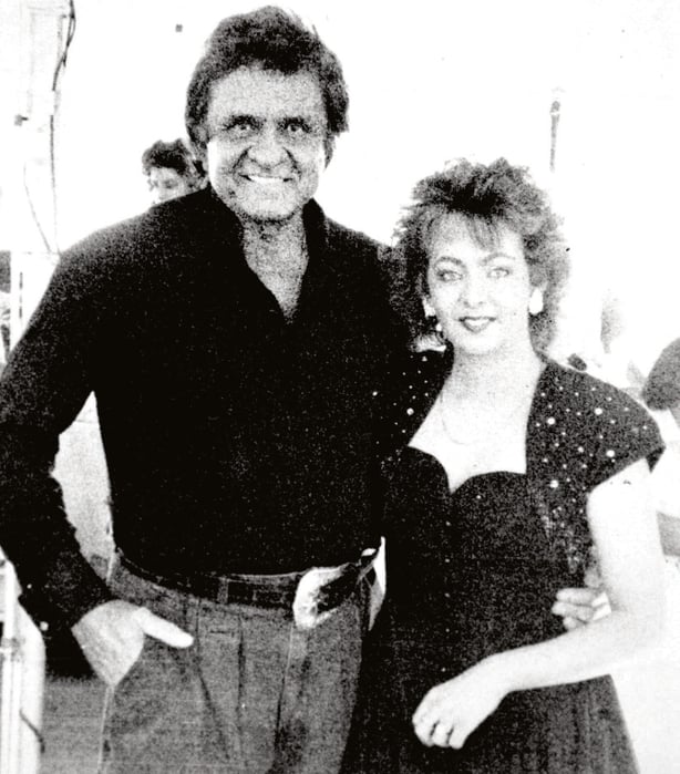 Sandy Kelly og Johnny Cash Pose for et bilde
