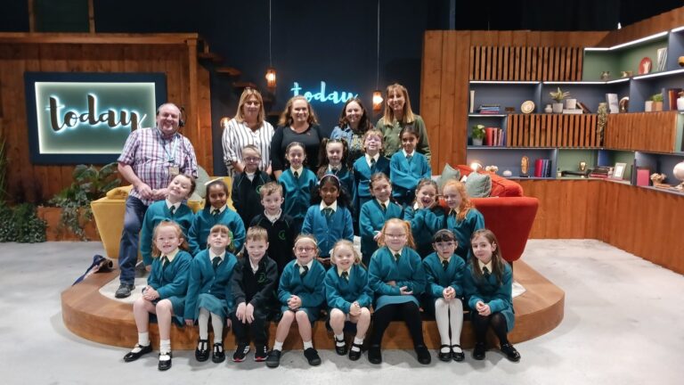 Se: Cork Schoolkids opptrer gylden fra Kpop Demon Hunters in Irish Sign Language