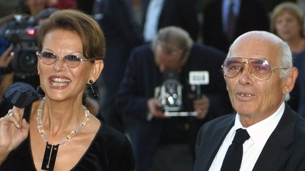 Den italienske skuespilleren Claudia Cardinale og hennes partner Pasquale Squitieri ved Ã¥pningen av utstillingen scenen til Prince-Visconti og leoparden, holdt pÃ¥ Palazzo Chigi i Ariccia, Italia 12. oktober 2001