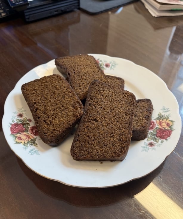 En tallerken med pepperkakerbrÃ¸d