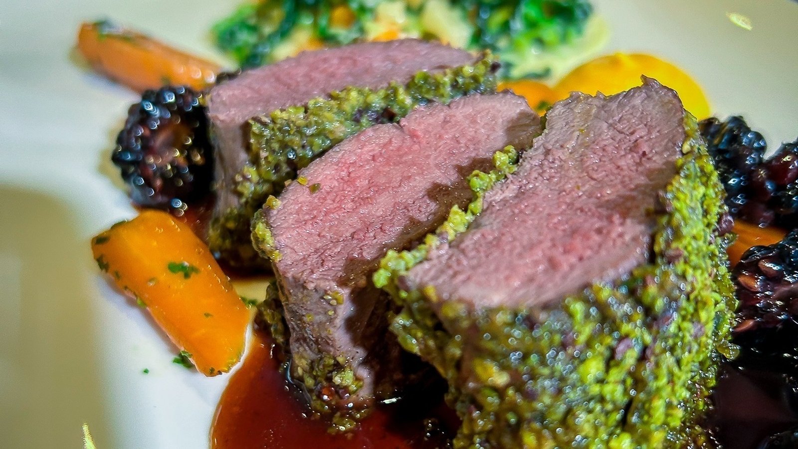 Neven Maguires Crusted Venison med kremet kål og bjørnebærsjus