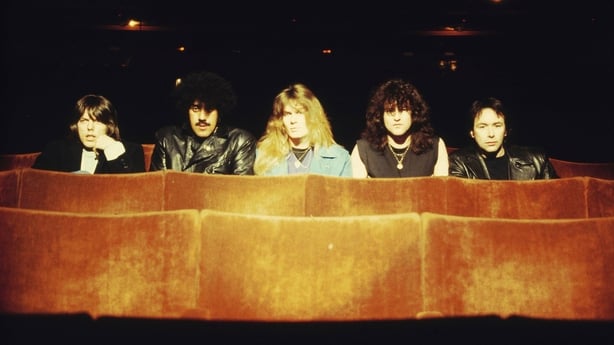 (LR) Scott Gorham, Phil Lynott, John Sykes, Darren Wharton og Brian Downey avbildet i Birmingham i 1983