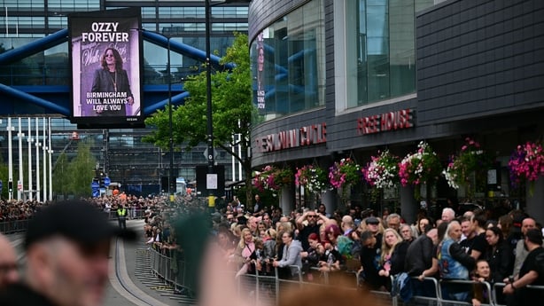 SÃ¸rgende og musikkfans stiller gatene for Ã¥ betale sin respekt foran begravelsesbyrÃ¥et til Ozzy Osbourne i Birmingham 30. juli 2025