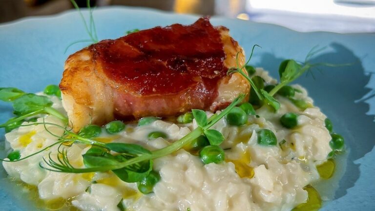 Nevens monkfish pakket inn i Parma Ham med erter og mynte risotto