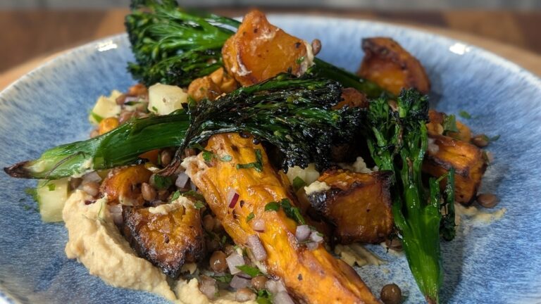 Mags 'vintervegetabilske salat med krydret hummus, linsesalsa, sprÃ¸ halloumi: i dag