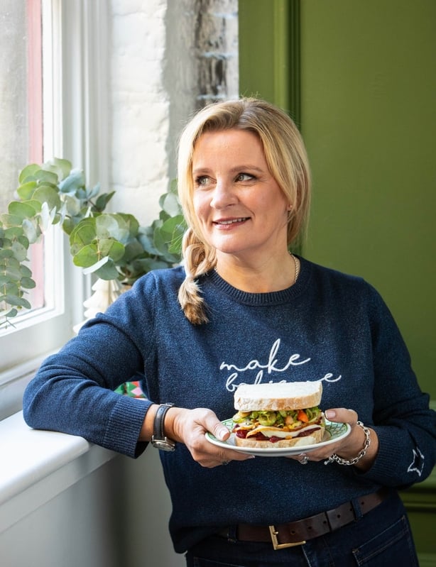 Et bilde av Suzanne Mulholland med en julesandwich