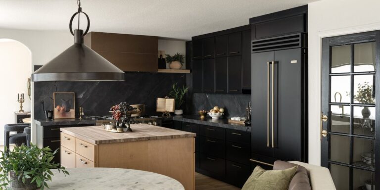 HGTV-stjernen Alison Victoria svÃ¸pte dette kjendiskokkens kjÃ¸kken i Moody Matte Black
