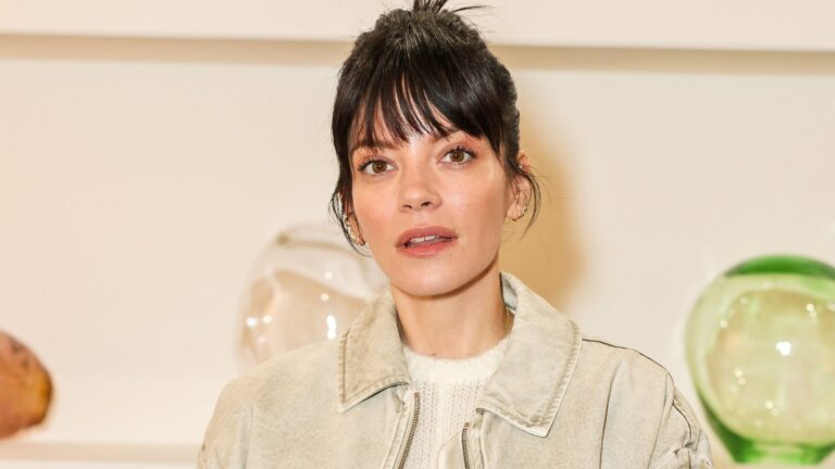 Lily Allen kunngjÃ¸r det fÃ¸rste albumet pÃ¥ syv Ã¥r