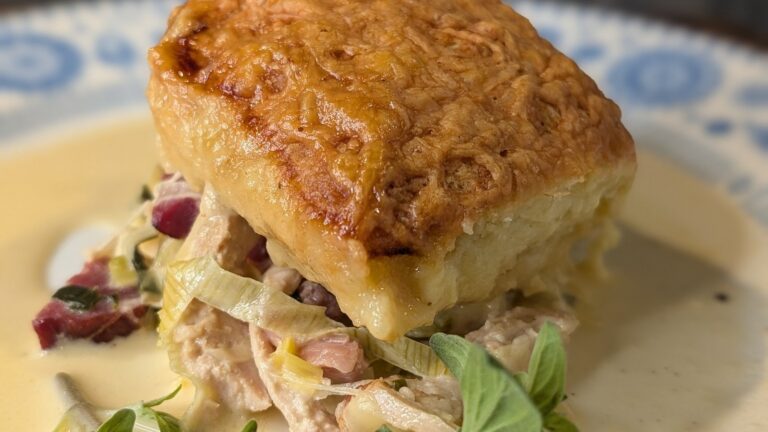 Scarlett og Tamsin Allens kylling- og baconpai med cheesy dumplings: I dag