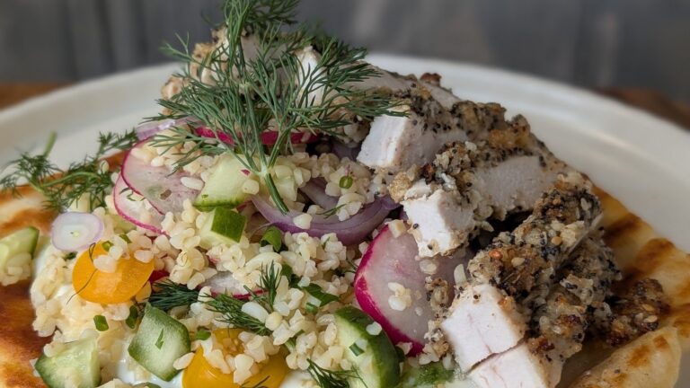 Aisling Larkins dukkah-krydret kylling med tzatziki, flatbrÃ¸d og granateple-tabbouleh: I dag