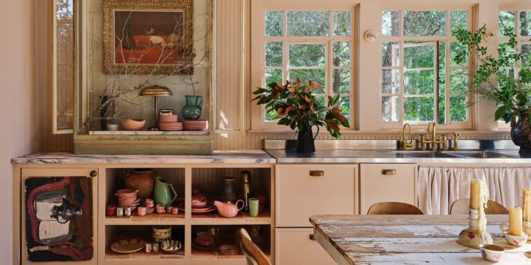 Designerne Leanne Ford og Grace Mitchell ga dette "skumle" gÃ¥rdshuset fra 1840-tallet en ny sjanse