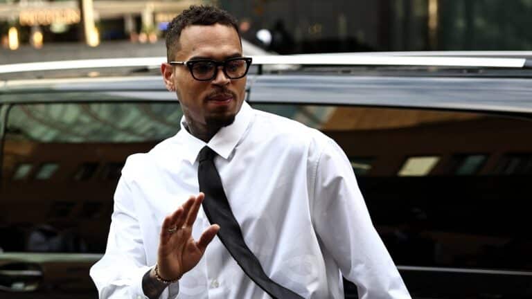 Chris Brown fÃ¥r lov til Ã¥ returnere til USA mens han venter pÃ¥ rettssak