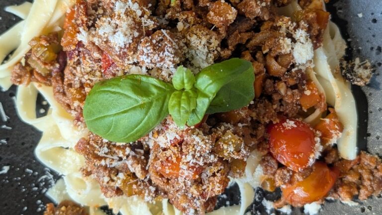 Trisha's boo-olgnese med hvitlÃ¸k pitta brÃ¸d