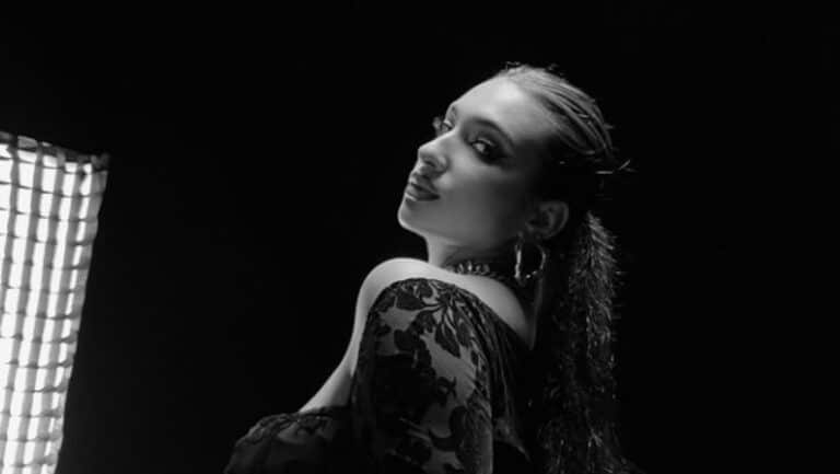 Bak musikken - ANASTÃZIE