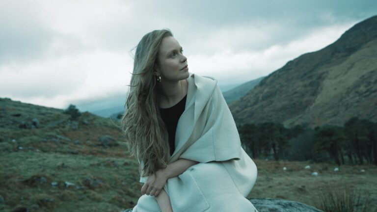 Bak musikken - Aisling Urwin