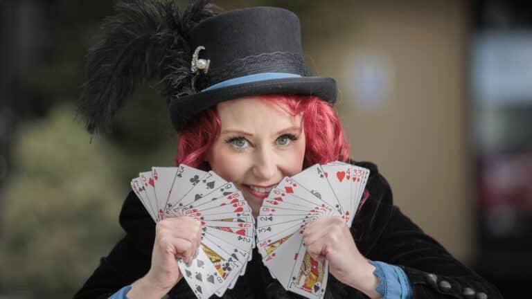 Belfast Magician tar sikte pÃ¥ Ã¥ kaste trylleformularen sin pÃ¥ den globale scenen