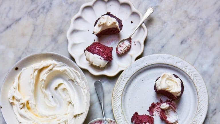 Clodagh McKennas rÃ¸dbete-sjokolade cupcakes