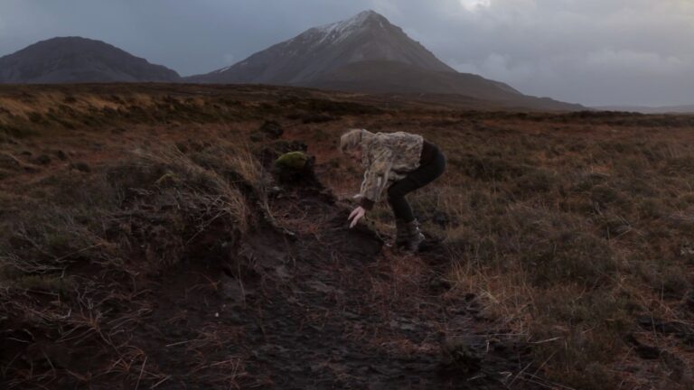 Et behov i henne er en oppslukende, dypt personlig debutfilm fra Myrid Carten