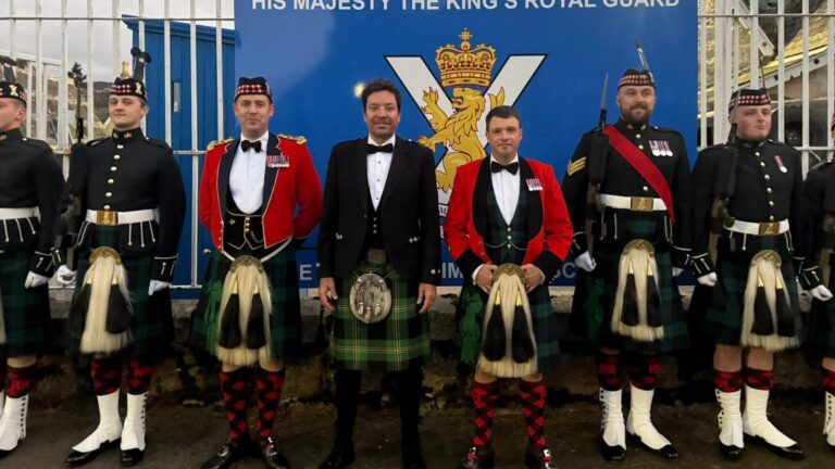 Jimmy Fallon fÃ¥r Highland-velkomst fra soldater nÃ¥r han ferierer i Skottland