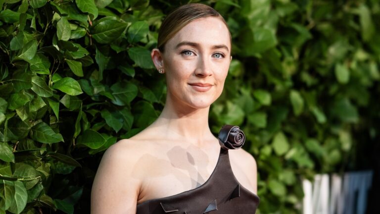 Saoirse Ronan 'blir med Beatles Biopics som Linda McCartney'