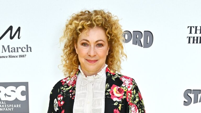 Strengt stjernen Alex Kingston avslÃ¸rer diagnose av livmorkreft