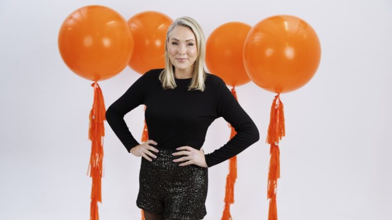 10 spÃ¸rsmÃ¥l med Tracy Clifford for Ã¥ feire 10 Ã¥r med 2fm-showet hennes