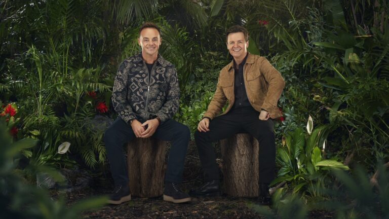 Ant og Dec serverer bushtucker-julemiddag i I'm A Celebrity-trailer