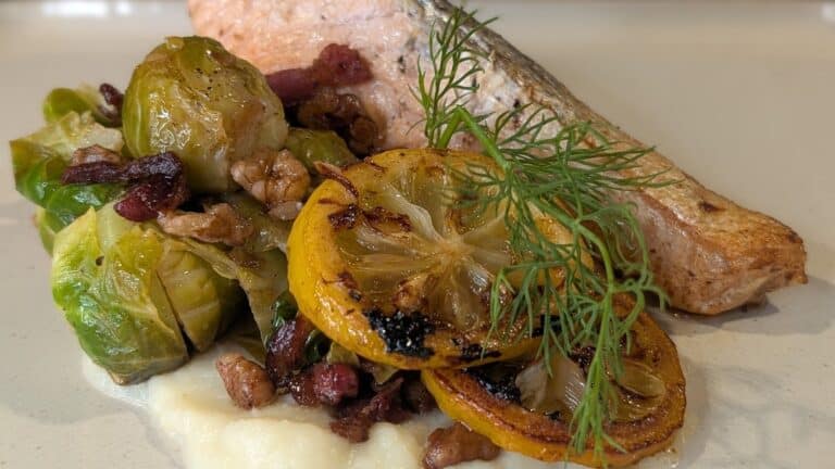 Trishas pannestekt laks med brunt smÃ¸r, Brussel, sprÃ¸ pancetta