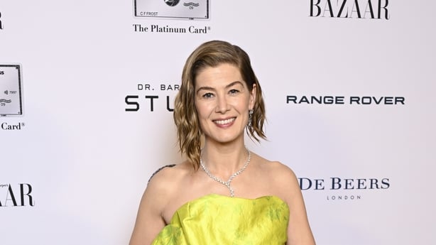 LONDON, ENGLAND â€“ 6. NOVEMBER: Rosamund Pike, vinner av prisen for Ã¥rets skuespillerinne i teater, poserer i Winner's Room under Harper's Bazaar Women Of The Year pÃ¥ Claridges Hotel 6. november 2025 i London, England. (Foto: Gareth Cattermole/Getty Images)
