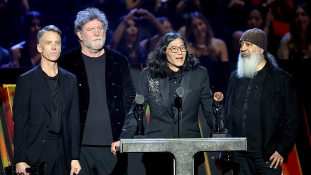 (LR) Inductees Matt Cameron, Ben Shepherd, Hiro Yamamoto, og Kim Thayil fra Soundgarden snakker pÃ¥ scenen under 2025 Rock & Roll Hall of Fame-induksjonsseremonien pÃ¥ Peacock Theatre 8. november 2025 i Los Angeles, California