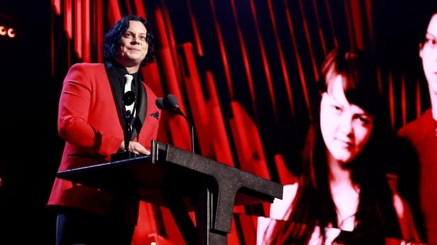 Jack White taler pÃ¥ scenen under 2025 Rock & Roll Hall of Fame-induksjonsseremonien pÃ¥ Peacock Theatre 8. november 2025 i Los Angeles