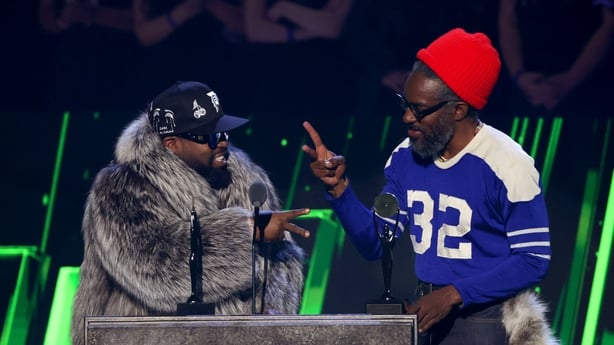 Inductees Big Boi og AndrÃ© 3000 fra Outkast snakker pÃ¥ scenen under 2025 Rock & Roll Hall of Fame induksjonsseremonien pÃ¥ Peacock Theatre 8. november 2025 i Los Angeles