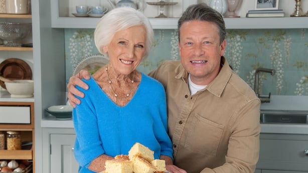 Mary Berry og Jamie Oliver poserer for et bilde